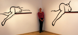 Gloria Gray bei der Hal Buckner-Aussstellung Short Cuts in der Galerie Terminus in München fotografiert von Folker Schellenberg