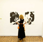 Gloria Gray bei der Vernissage der Künstler MYLUMI fotografiert von Folker Schellenberg