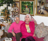 Gloria Gray mit DorleWecker in ihrer Wohnung am Mariannenplatz in Mnchen